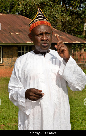 König Fon Abumbi II., Oberhaupt eines der traditionellen Königreiche im Norden West-Kamerun, vor seinem Sitz der macht, Bafut Palace Stockfoto