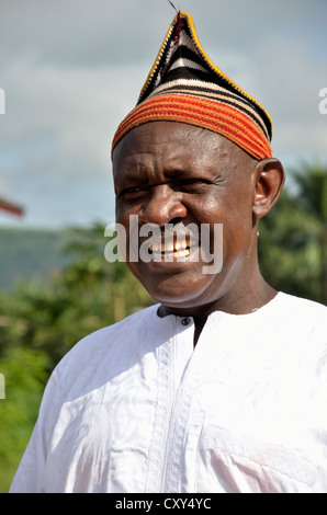 König Fon Abumbi II., Oberhaupt eines der traditionellen Königreiche im Norden West-Kamerun, vor seinem Sitz der macht, Bafut Palace Stockfoto