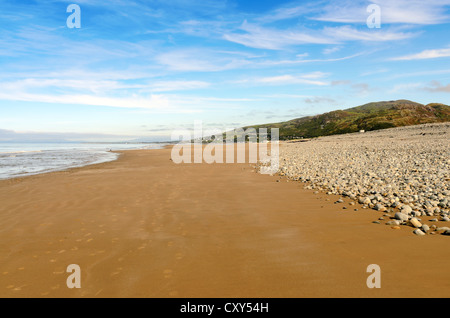 Fairbourne Strand Blick nach Norden in Richtung Barmouth in Gwynedd, Wales. Stockfoto