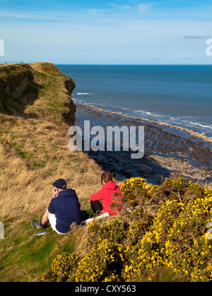 Wanderer auf Klippe auf dem Küstenpfad von Cleveland Weg zwischen Robin Hoods Bay und Whitby in North Yorkshire England UK Stockfoto