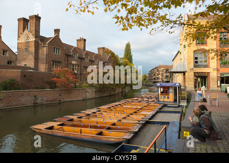 Magdalene College am Ufer des Flusses Cam im Herbst, Cambridge, England, UK Stockfoto