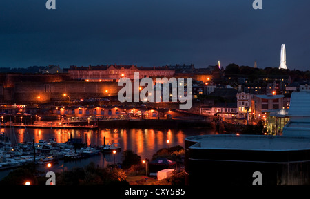 Die Barbakane und Plymouth Hacke in der Nacht. Stockfoto