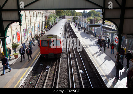 Wimbledon gebunden Rohr West Brompton Station in London UK Stockfoto