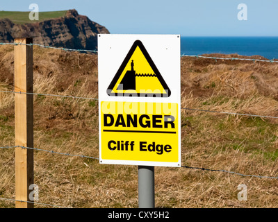 Gefahr Cliff Edge Warnschild am North Yorkshire Coast in der Nähe von Whitby England UK Stockfoto