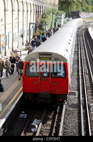 Wimbledon gebunden Rohr West Brompton Station in London UK Stockfoto