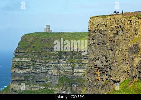 Klippen von Moher mit O´Brien´s Turm, Co. Clare, Irland Stockfoto