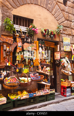 Ein Lebensmittelgeschäft in einer Gasse von Florenz, Italien. Stockfoto