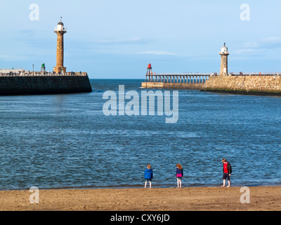 Leuchttürme am Eingang zum Hafen von Whitby an der Küste von North Yorkshire im nördlichen England UK Stockfoto