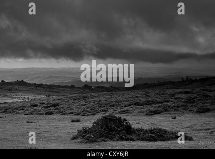 Sturm Wolken über eine hügelige Landschaft Stockfoto