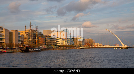 Hafen Sie mit Kongresszentrum und Samuel Beckett Bridge, Dublin, Irland Stockfoto