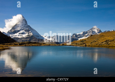 Matterhorn spiegelt sich in den Riffelsee Alpensee Stockfoto