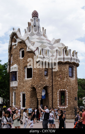 Pavillon am Eingang zum Park Güell, entworfen vom Architekten Antoni Gaudí ist in Barcelona Spaing Stockfoto
