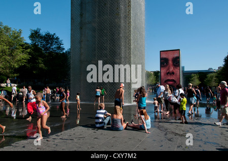 Crown Fountain, ein interaktiver Arbeit der öffentlichen Kunst und video Skulptur des katalanischen Künstlers Jaume Plensa, Millennium Park, Chicago, Illinois, USA entwickelt. Stockfoto