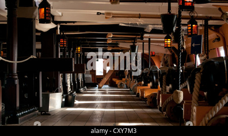 Kanone auf einem oberen Batteriedeck der HMS Victory in Portsmouth Historic Dockyard Stockfoto