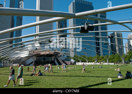 Jay Pritzker Pavilion (von Frank Gehry entworfen) und großem Rasen im Millennium Park, Chicago, Illinois, USA. Stockfoto