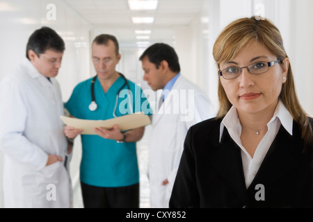 Hispanische Mediziner im Krankenhaus Stockfoto