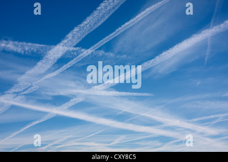 Chem-Trails im Himmel links von Flugzeugen, Sussex, England Stockfoto