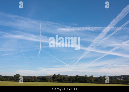 Chem-Trails im Himmel links von Flugzeugen, Sussex, England Stockfoto