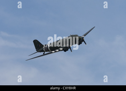 Douglas C-47 Skytrain mit d-Day-Markierungen Stockfoto