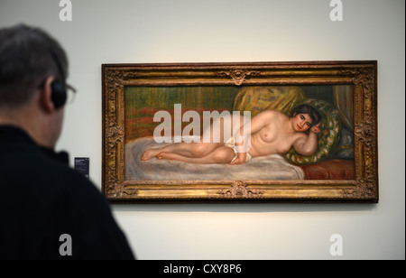 Man schaut auf das Musee de l ' Orangerie, Paris, Frankreich-Gemälde von Pierre-Auguste Renoir Stockfoto