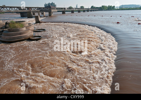 Oklahoma, Tulsa, Arkansas River Wasser läuft über ein Wehr, alte Eisenbahnbrücke nun ein Fußgänger und Radweg. Stockfoto