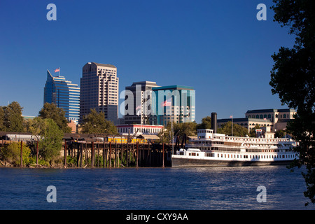 Die Skyline der Innenstadt Sacramento City auf dem Sacramento River, einschließlich der Delta King River Boot. Stockfoto