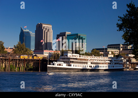 Die Skyline der Innenstadt Sacramento City auf dem Sacramento River, einschließlich der Delta King River Boot. Stockfoto