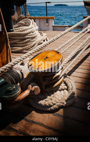 Flaschenzug an Bord der historischen Großsegler Schoner Tierkreis Cruisen durch die San Juan Islands des Puget Sound, Washington. Stockfoto