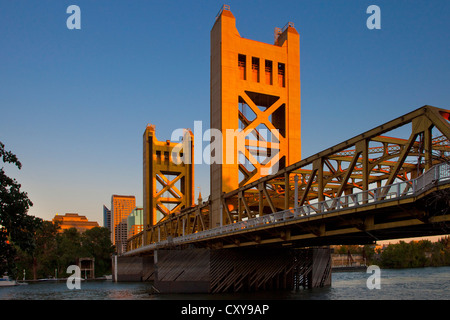 Die Tower Bridge über den Sacramento River, Sacramento, Kalifornien Stockfoto