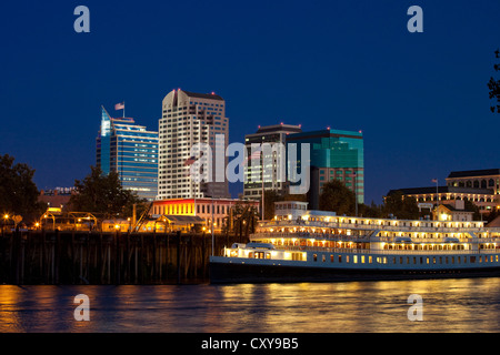 Die Skyline der Innenstadt Sacramento City auf dem Sacramento River, einschließlich der Delta King River Boot. Stockfoto