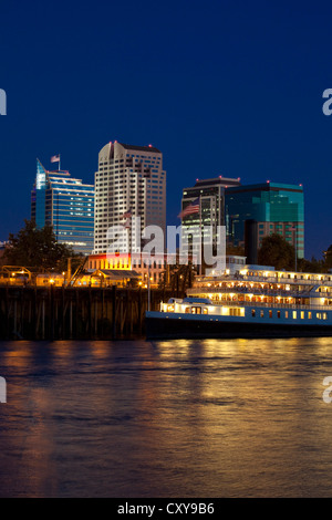 Die Skyline der Innenstadt Sacramento City auf dem Sacramento River, einschließlich der Delta King River Boot. Stockfoto