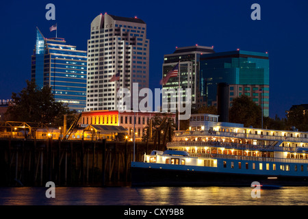 Die Skyline der Innenstadt Sacramento City auf dem Sacramento River, einschließlich der Delta King River Boot. Stockfoto