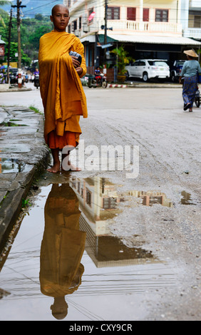 Ein buddhistischer Mönch auf seinem Weg zum Almosen in Tachileik sammeln. Stockfoto