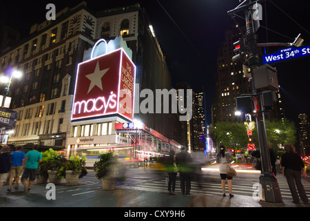 NEW YORK CITY - SEPT 13: Macy's Herald Square an Wahrzeichen Kreuzung in New York City an der 34th Street. Stockfoto