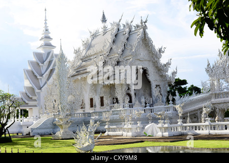 Die schöne Wat Rong Khun (Tempel der weißen) in der Nähe von Chiang Rai, Thailand. Stockfoto