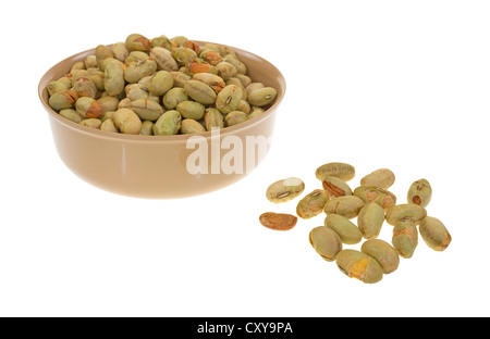 Eine kleine Schüssel gefüllt mit Edamame Sojabohnen mit mehreren separaten im Vordergrund auf einem weißen Hintergrund. Stockfoto