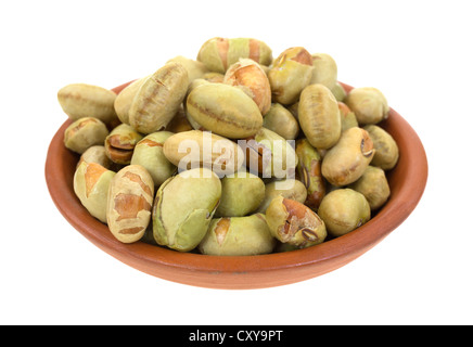 Eine kleiner Ton-Schale gefüllt mit Edamame Sojabohnen auf weißem Hintergrund. Stockfoto