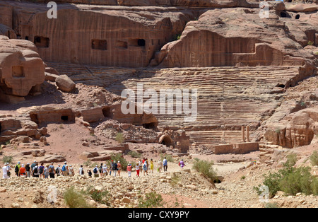 Petra, Jordanien. Touristen finden ihren Weg bis zum Amphitheater in Petra, Jordanien. Stockfoto