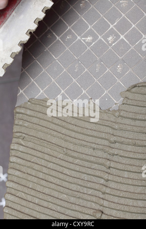 Bauarbeiter ist zu Hause mit Ziegeln zu decken. Industrie-Detail. Stockfoto