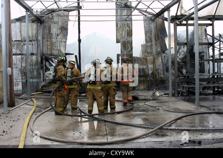 Feuerwehr auf der Bühne eines Daches Zusammenbruch im Brandfall Stockfoto