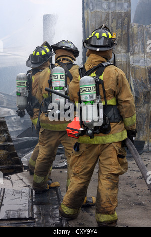 Feuerwehrleute aus Lannon Wisconsin Sprühwasser auf eine Feuer-Szene, wo die Gebäude eingestürzt Stockfoto