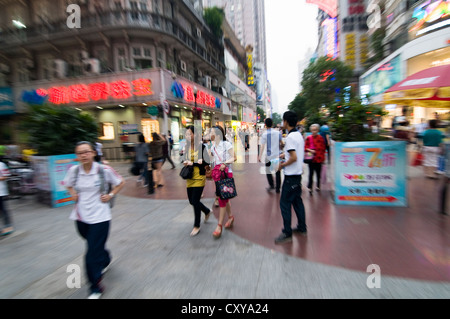 Geschäftige Einkaufsstraßen in Hankou, Wuhan, Hubei, China. Stockfoto