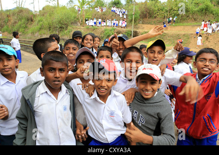 Schülerinnen und Schüler am Demodara Bahnhof in der Nähe von Ella im Hochland von Sri Lanka. Stockfoto
