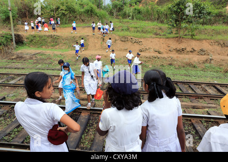 Schülerinnen und Schüler am Demodara Bahnhof in der Nähe von Ella im Hochland von Sri Lanka. Stockfoto