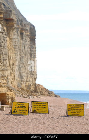 Strand geschlossen Zeichen durch einen Todesfall von Klippe fallen, bei Burton Bradstock in Dorset, England, UK Stockfoto