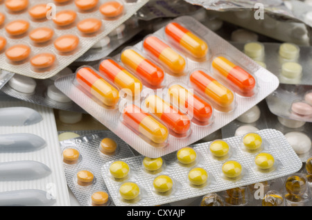 Nahaufnahme von sortierten Tabletten in Blister-Packungen Stockfoto