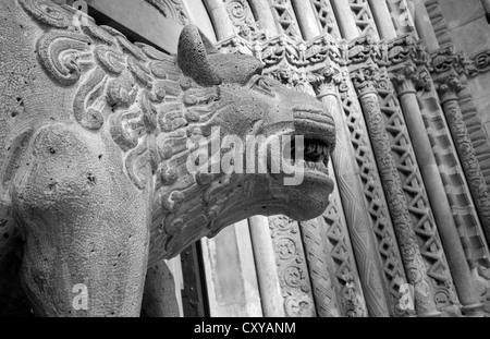 BUDAPEST - 22 SEPTEMBER: Detail des Löwen vom Westportal auf gotische Kirche von Jak in Vajdahunyad-Burg Stockfoto