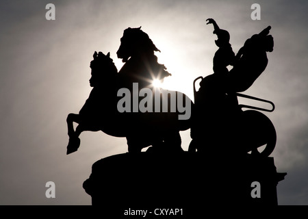 BUDAPEST - 22 SEPTEMBER: Detail des Millennium Monument am Heldenplatz in der Silhouette am 22. September 2012 in Budapest. Stockfoto