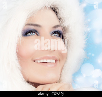 Schneekönigin, schöne Frau in Weihnachten Stil Make-up, Frauenporträt über blaue Urlaub Hintergrund mit glänzend leuchtende glänzt Stockfoto