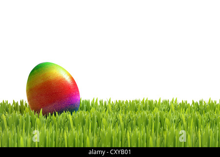 Regenbogenfarbige Osterei auf dem grünen Rasen Stockfoto